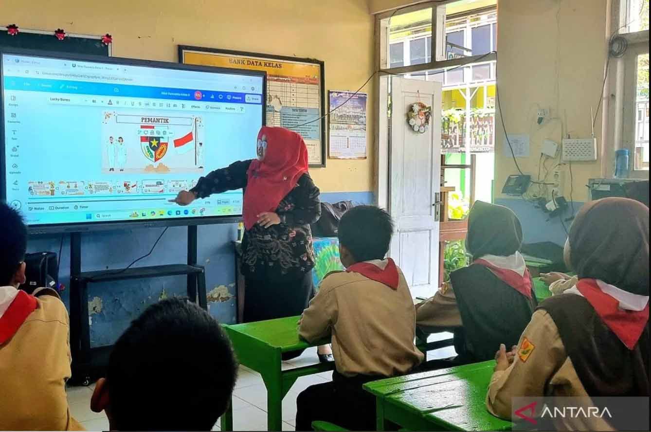 Sejumlah Guru Banyumas Usul Sekolah Terima Lebih dari Satu Smartboard